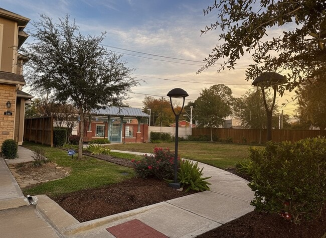 Building Photo - 206 Fulton Station Dr