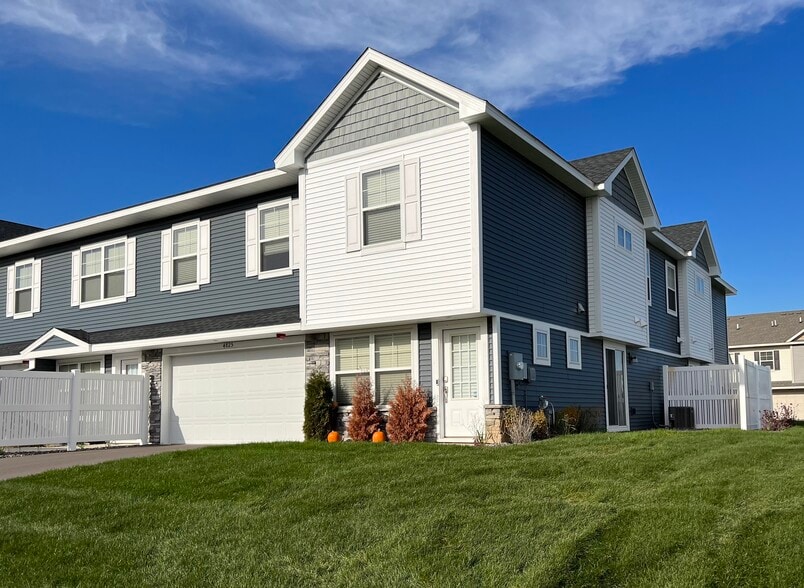 Desirable corner unit facing south and east - 4825 Martingale Drive