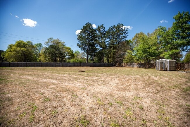 Building Photo - Beautiful home available from May 10!