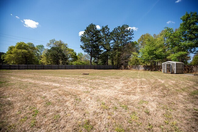 Building Photo - Beautiful home available from May 5!