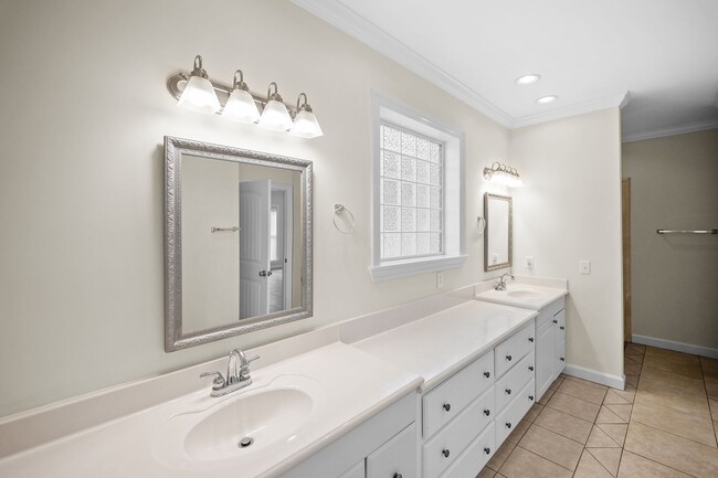 Building Photo - 11750 Village Green Dr