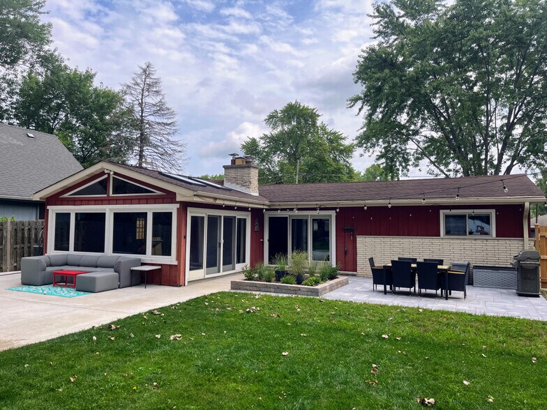 Building Photo - 35680 N Sheridan Dr
