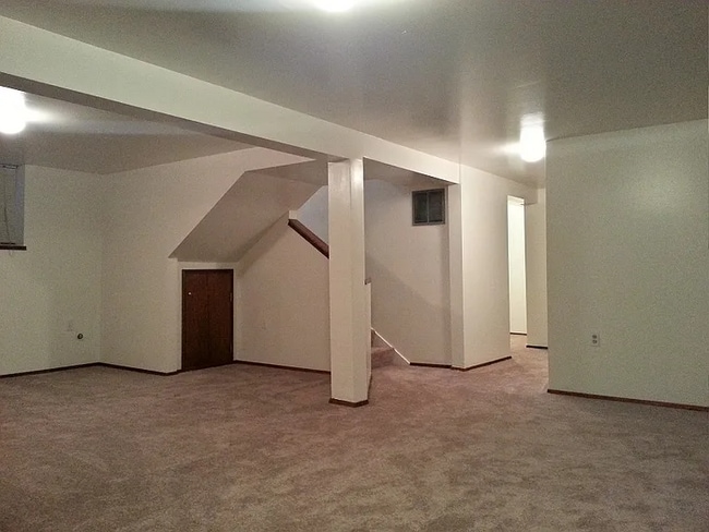 Building Photo - Spacious split entry home