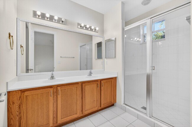 Building Photo - 4 BEDROOMS 3.5 BATHROOMS!! GATED COMMUNITY