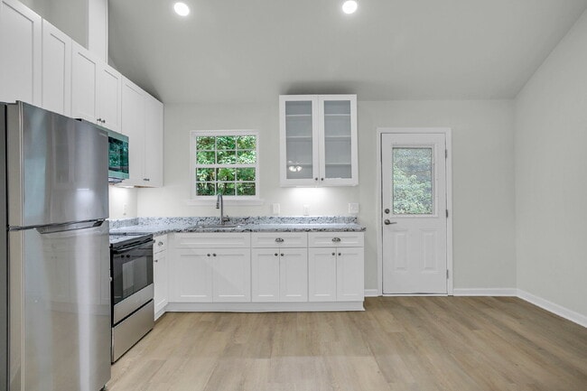 Building Photo - Updated Duplex on quiet street close to downtown.