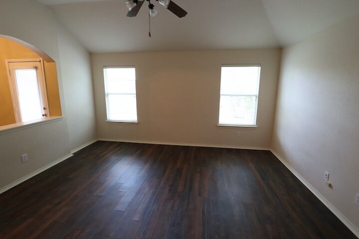 Building Photo - 1000 Warbler Ln