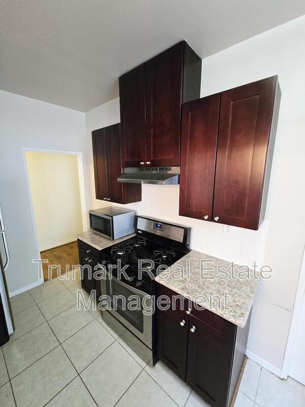 Building Photo - 4315 Avocado St