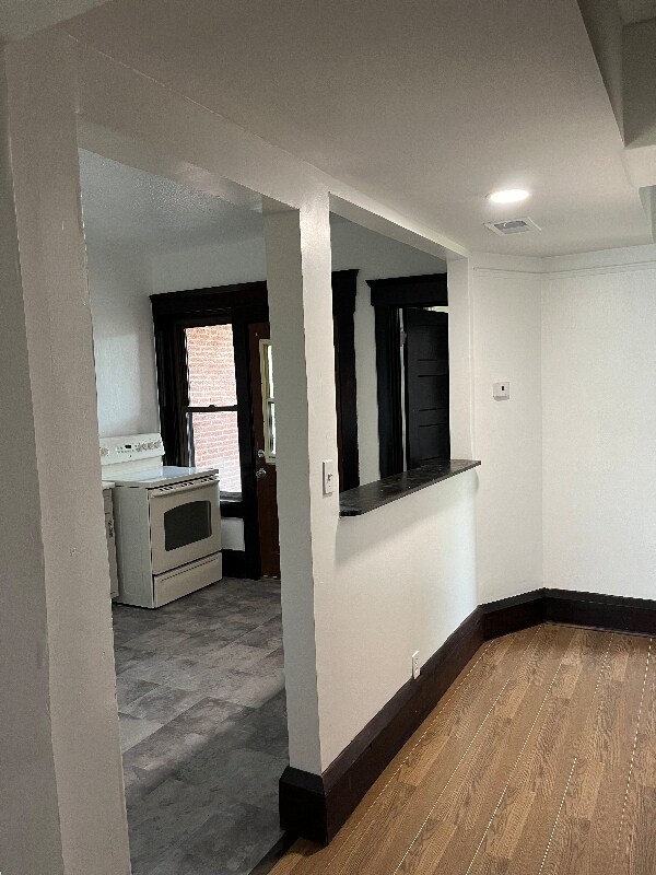 Building Photo - 315 9th St NE