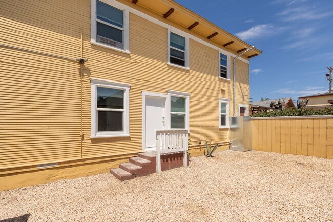 Building Photo - Charming 1 Bed/1 Bath w/ Large Fenced Yard...
