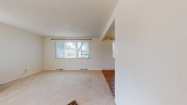 Building Photo - 2 bd 1ba duplex in Longmont!