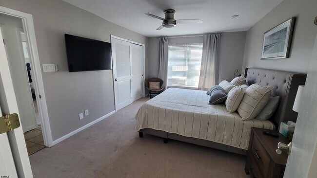 Building Photo - 5206 Ocean Dr S
