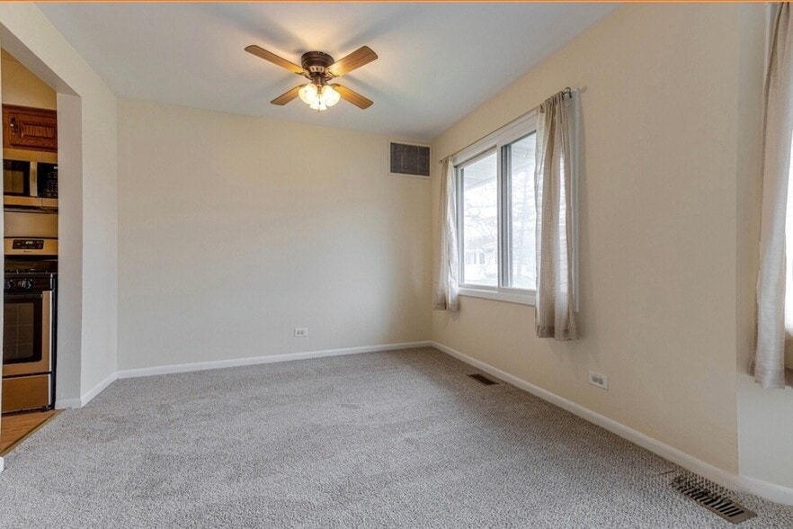 Building Photo - 3004 Roberts Dr