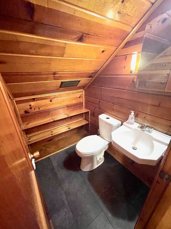 Building Photo - Very Unique 5 Bedroom Home on Large Lot