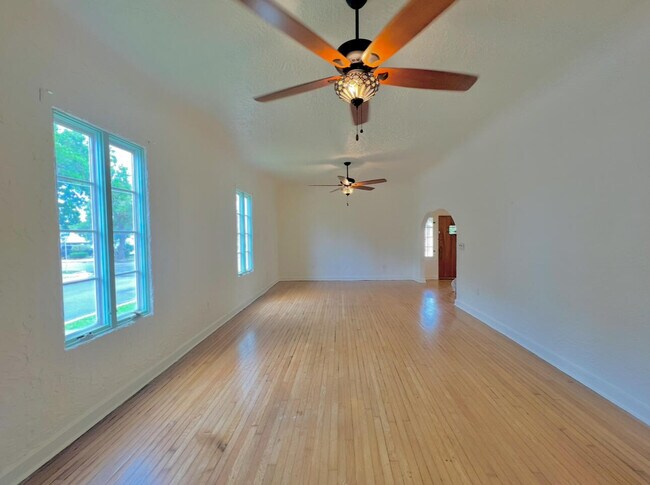 Building Photo - 302 Fordham Dr