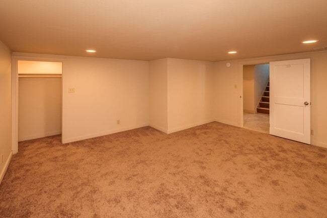 Building Photo - Spacious 7 Bedroom House! Sehome Neighborhood