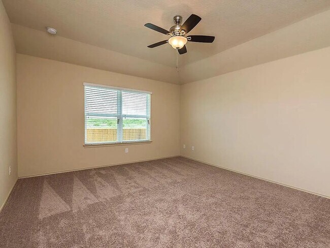 Building Photo - 3 Bed 2 Bath Home with Fenced Back Yard