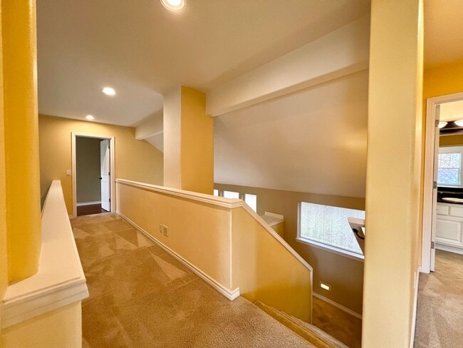 Building Photo - Spacious 4 Bed, 2.5 Bath House!