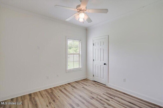 Building Photo - 409 Sand Stone Pl