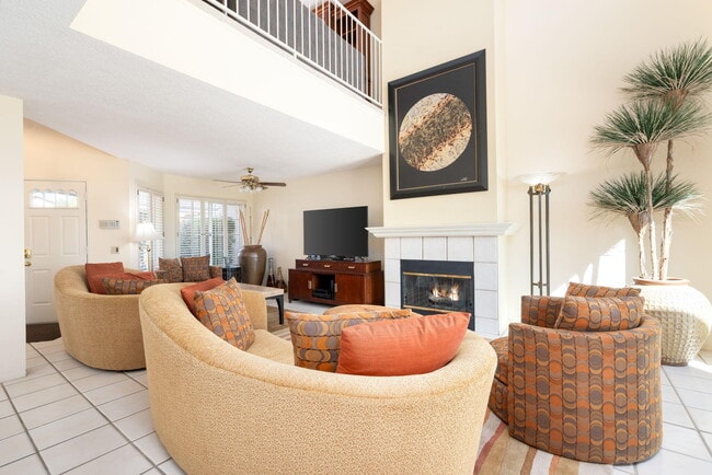 Building Photo - 260 Vista Royale Cir E