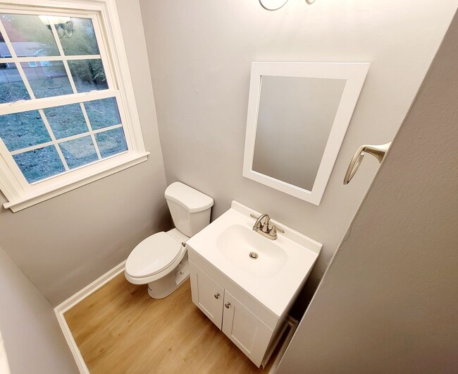 Building Photo - Available July 2025 : Beautiful 3-Bedroom ...