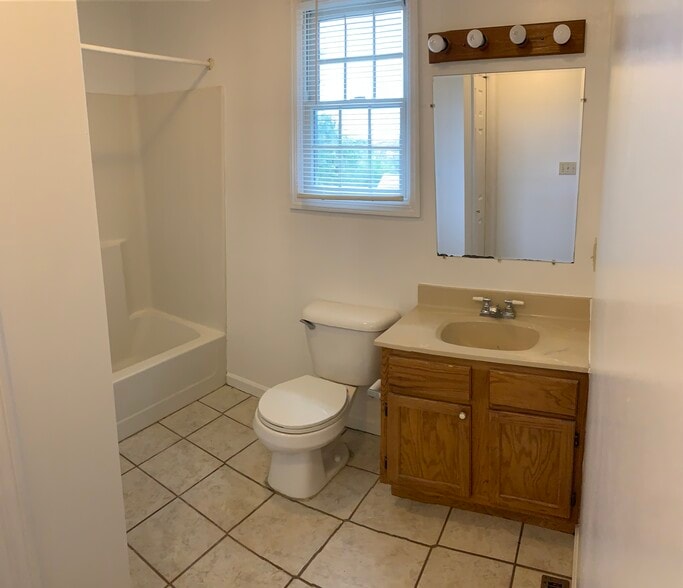 Bathroom 2 - 840 Cayton St