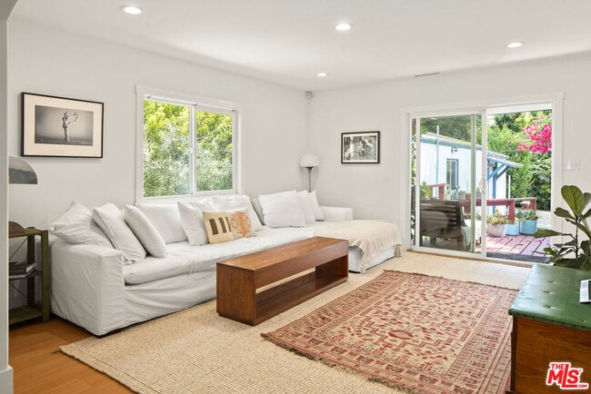 Building Photo - 352 Hargrave St