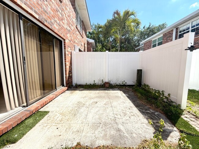 Building Photo - 413 N Cypress Dr