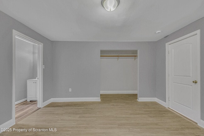 Building Photo - 916 W Linden St