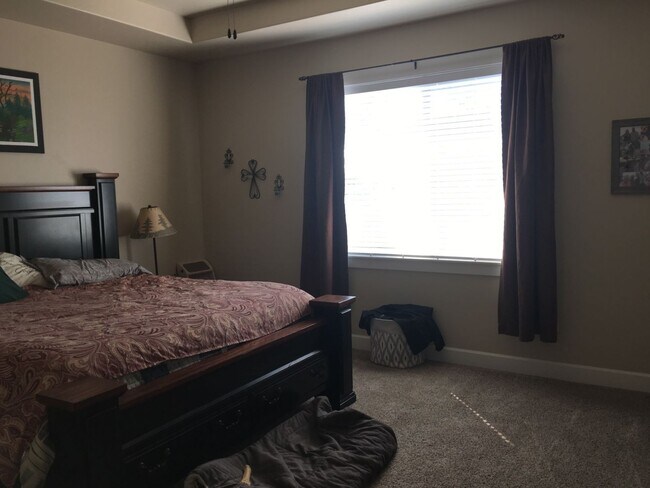 Building Photo - 3 Bedroom 2 Bath Home in NW Redmond Furniture NOT Included.