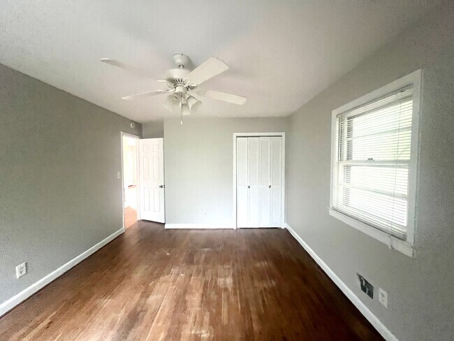Building Photo - RENT SPECIAL! 3-4 BR Home! Large Brick hom...