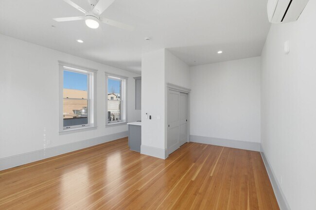 Building Photo - MOVE IN SPECIAL - NEWLY RENOVATED DOWNTOWN SALEM ONE BEDROOM