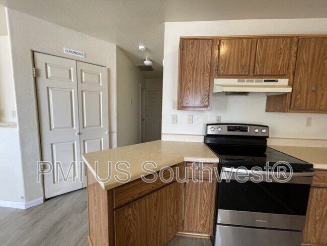 Building Photo - 8132 E Lakeshore Dr