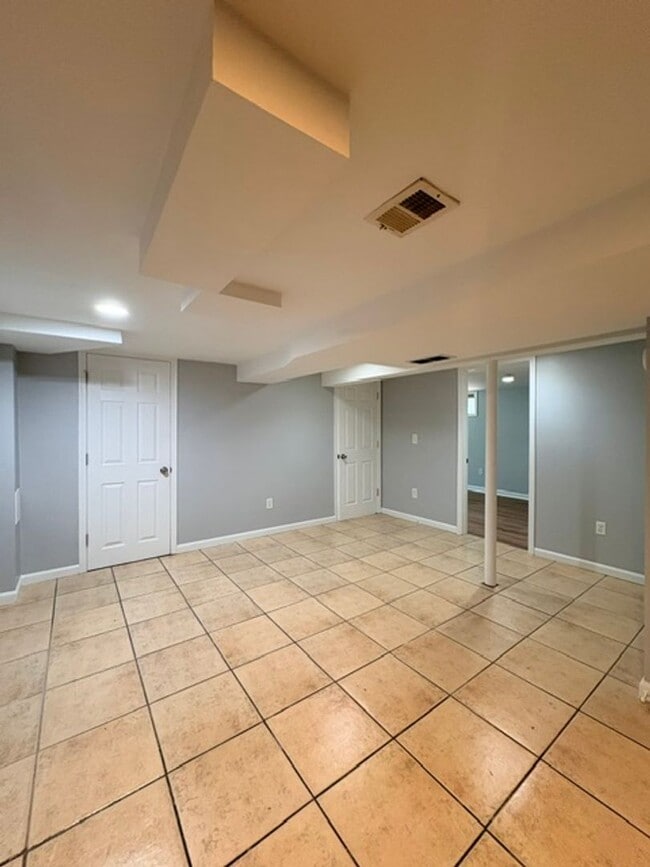 Building Photo - 900 Neal Dr