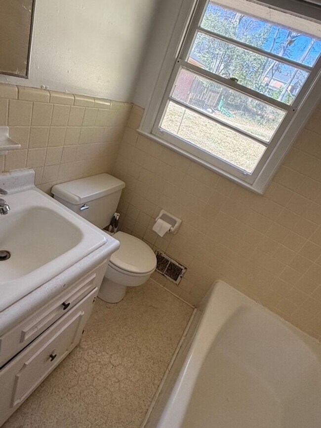 Building Photo - 10-12 Milledge Ct