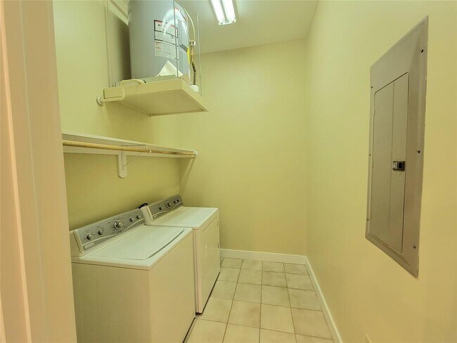 Building Photo - 2315 Harborside Dr