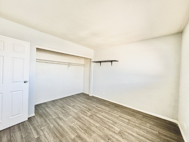 Building Photo - Newley Renovated 2 bed, 1 bath Upstairs Co...