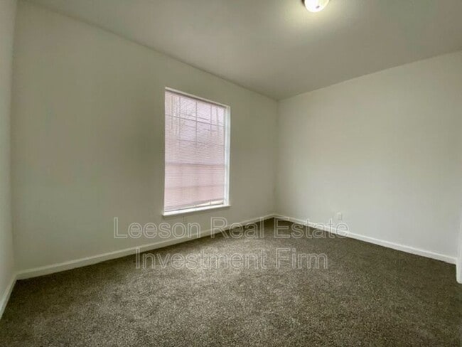 Building Photo - 3042 Fulton St
