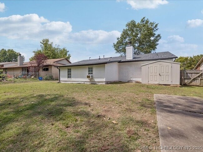 Building Photo - 3001 S Ash Ct