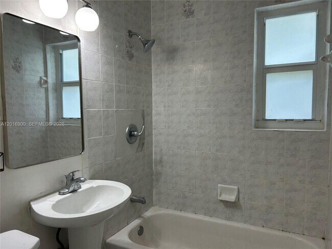 Building Photo - 2843 SW 37th Ct