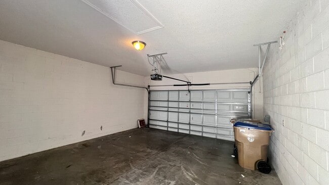 Building Photo - Beautiful Upgraded 3 Bedroom and 2 1/2 Bat...