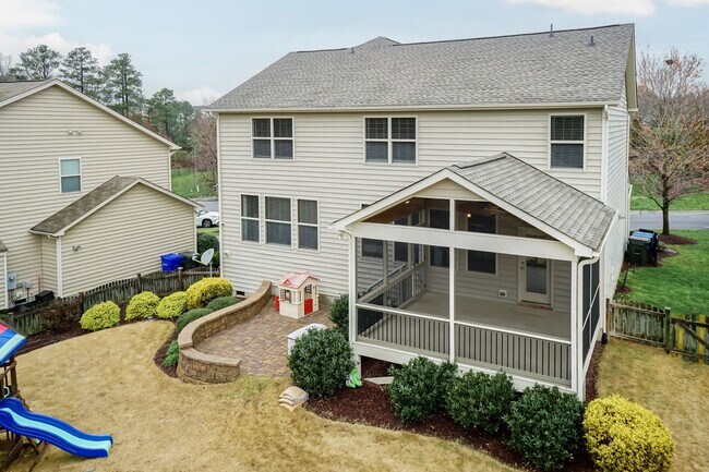 Building Photo - Gorgeous LARGE Family Home!