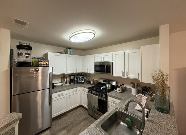 Building Photo - 272 Columbus Dr