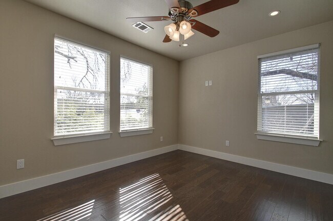 Building Photo - 2913 Rio Grande St