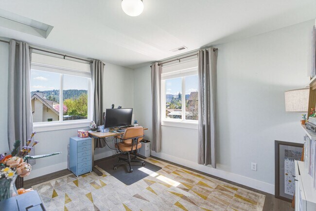 Building Photo - Bright & Spacious 4-Bedroom Haven Just Minutes from Leavenworth Village