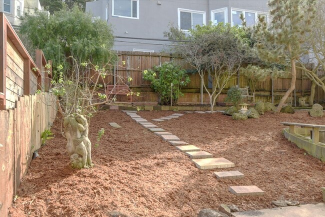 Building Photo - 175 Vasquez Ave