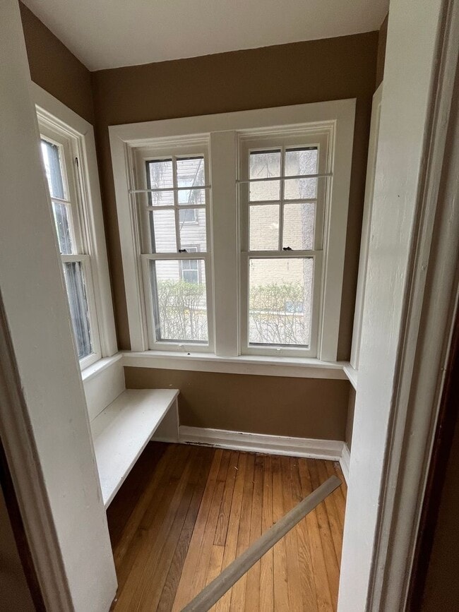 Building Photo - Spacious 4-5 Bedroom, 1.5 Bathroom 2-Story...