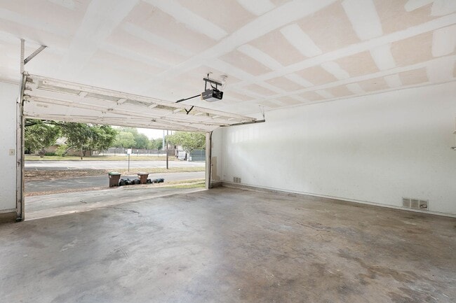 Building Photo - Leon Valley~Spacious 2 Bedroom~Updated Kitchen with Stainless Steel Appliances~2 Car Garage~Backyard