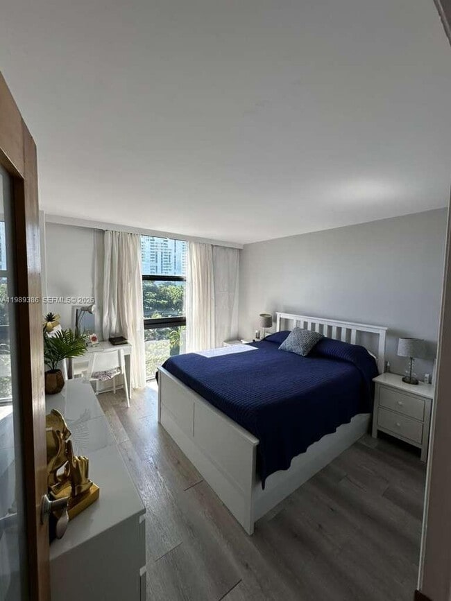 Building Photo - 3401 N Country Club Dr