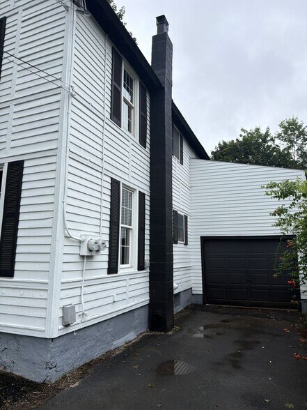 Building Photo - 35 Elm St