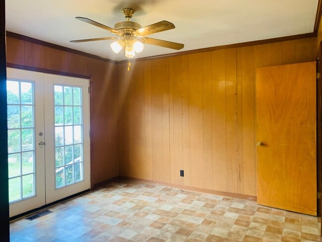 Building Photo - Welcome home! 3 bed, 1.5 bath, newly renov...